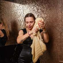 wet.look.me: Wetlook girl in woolen sweater and overalls in the shower | Wetlook.biz