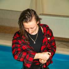 wet.look.me: Wetlook girl in jeans swims in the pool clothed | Wetlook.biz