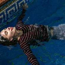 wet.look.me: Wetlook girl sweater and pants gets wet in pool | Wetlook.biz