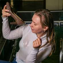 wet.look.me: Wetlook girl in jeans and coat gets wet in pool | Wetlook.biz