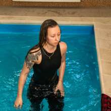 wet.look.me: Wetlook girl in jeans swims in the pool clothed | Wetlook.biz