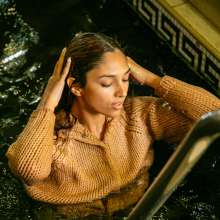 wet.look.me: Wetlook girl in warm woolen sweater gets wet in pool | Wetlook.biz