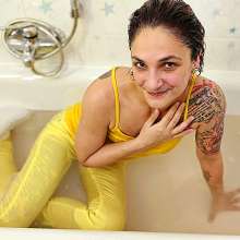 buenosdiaspix: Bathtube--the Yellow Edition