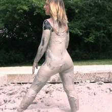 FOXY: Ambre immerses herself in mud