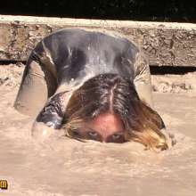 FOXY: Ambre immerses herself in mud