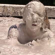 FOXY: Ambre immerses herself in mud