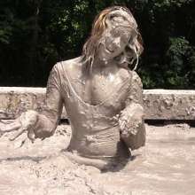 FOXY: Ambre immerses herself in mud