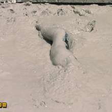 FOXY: Ambre immerses herself in mud