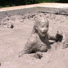 FOXY: Ambre immerses herself in mud
