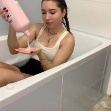 Get Your Snaps: Ellie relaxes in the bathtub