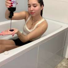 Get Your Snaps: Ellie relaxes in the bathtub