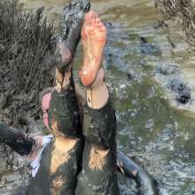 Messy Temptress: Hooters Girl Gets Playful in Pluff Mud