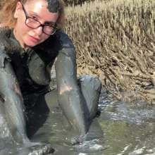 Messy Temptress: Hooters Girl Gets Playful in Pluff Mud