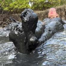Messy Temptress: Hooters Girl Gets Playful in Pluff Mud
