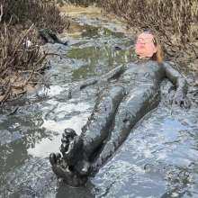 Messy Temptress: Hooters Girl Gets Playful in Pluff Mud