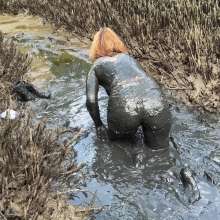 Messy Temptress: Hooters Girl Gets Playful in Pluff Mud