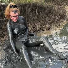 Messy Temptress: Hooters Girl Gets Playful in Pluff Mud