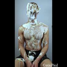 Cutiepied-production: Quenty 2 : Pieing the Flexing Guy