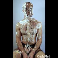 Cutiepied-production: Quenty 2 : Pieing the Flexing Guy