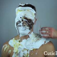 Cutiepied-production: Quenty 2 : Pieing the Flexing Guy