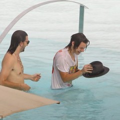 mrmessymanc: Harry styles wet in  white t shirt!!