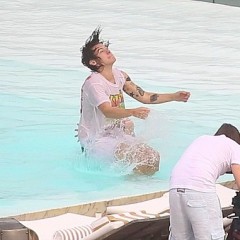 mrmessymanc: Harry styles wet in  white t shirt!!
