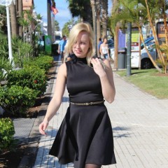 LisaMoomin: Cassie Wets Her Little Black Dress!