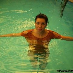 Perfectwetlook: Lucie Swims in Jeans