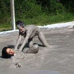 FOXY: Video mud wrestling