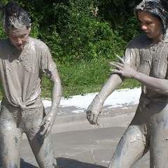 FOXY: Video mud wrestling