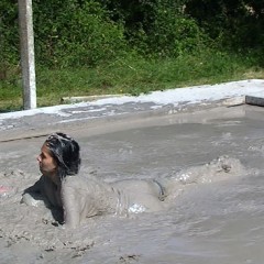 FOXY: Video mud wrestling