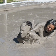 FOXY: Video mud wrestling