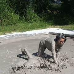 FOXY: Video mud wrestling