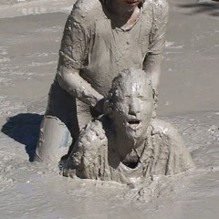 FOXY: Video mud wrestling