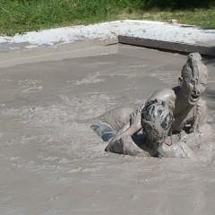 FOXY: Video mud wrestling