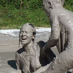 FOXY: Video mud wrestling