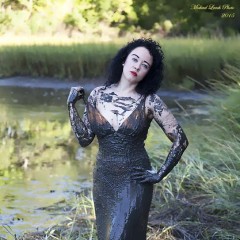 Leila: Free Mud vid + pics and customs info