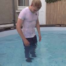 MrWAM: MrWam Lorenzo Gets Wet in Pool