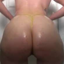WAMfuns Messy Forfeits: Queen Peach Oiled Up