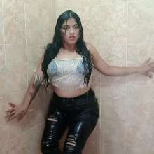 WetPlace: Jazminss Shower In Jeans And Boots