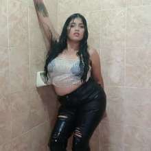 WetPlace: Jazminss Shower In Jeans And Boots