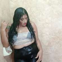 WetPlace: Jazminss Shower In Jeans And Boots