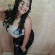WetPlace: Jazminss Shower In Jeans And Boots