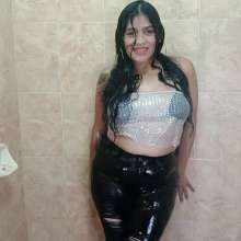 WetPlace: Jazminss Shower In Jeans And Boots