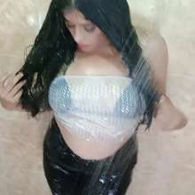 WetPlace: Jazminss Shower In Jeans And Boots