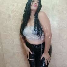 WetPlace: Jazminss Shower In Jeans And Boots
