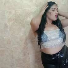 WetPlace: Jazminss Shower In Jeans And Boots