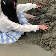 Chinese messyfun: Chinese jk girl play with mud