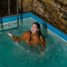 wet.look.me: Wetlook girl in bike shorts and high Nike sneakers gets wet | Wetlook.biz