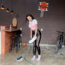 wet.look.me: Wetlook girl in black leggings plays in basketball | Wetlook.biz
